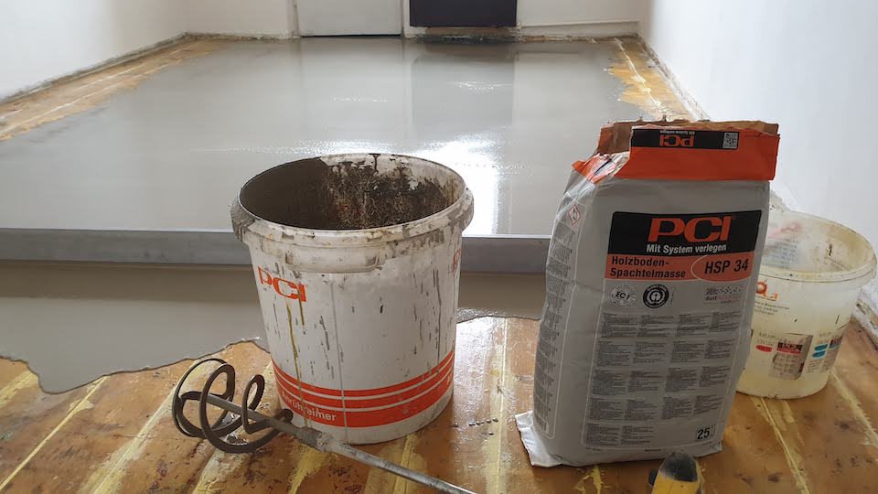 Vyrovnání dřevěné podlahy nivelační stěrkou Vyrovnání dřevěné podlahy nivelační stěrkou